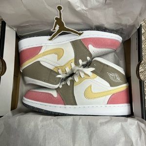 Air Jordan 1 Mid SE GS 'Pastel Grind'